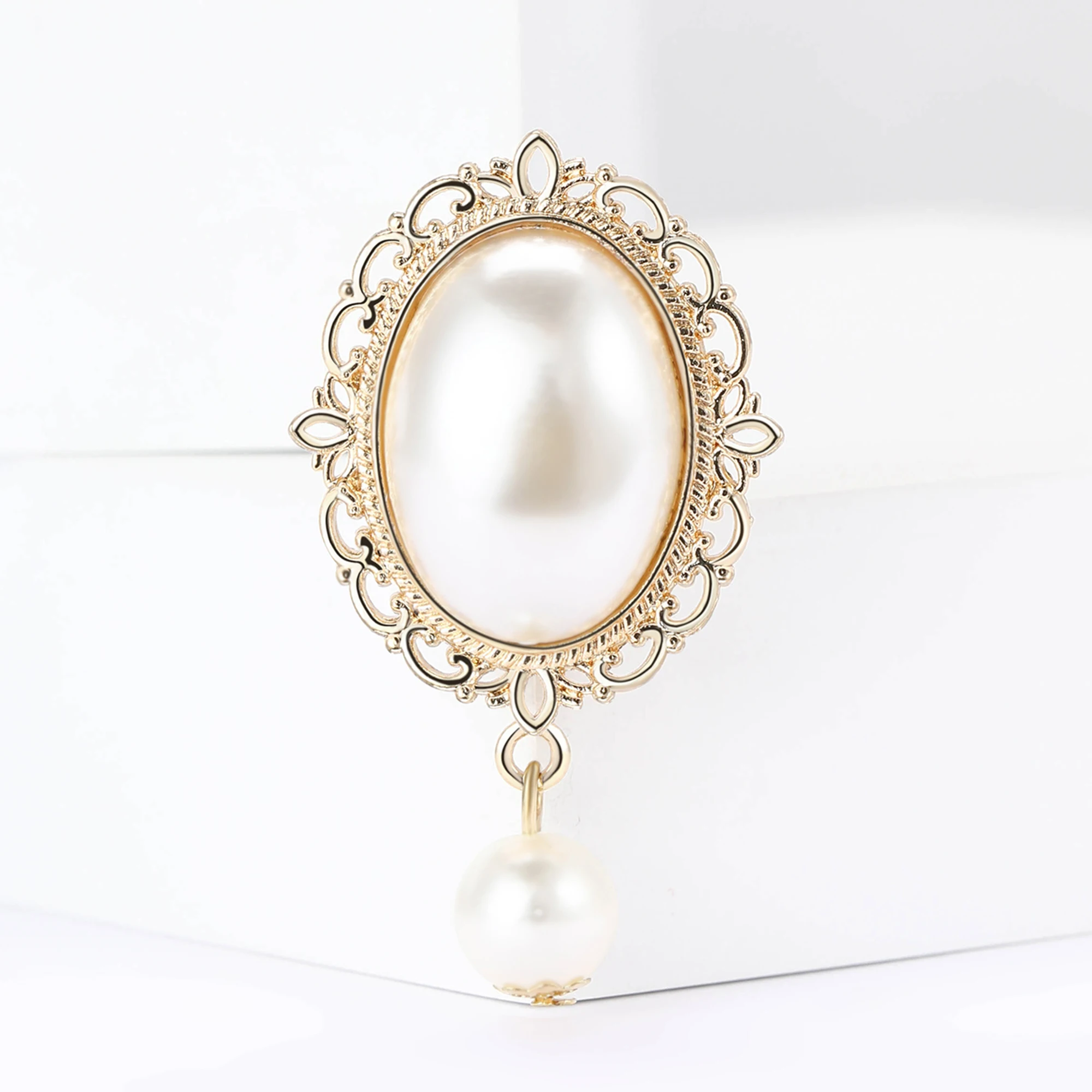 Broches baroques ovales en per - Vintage Fashion Events avis et prix